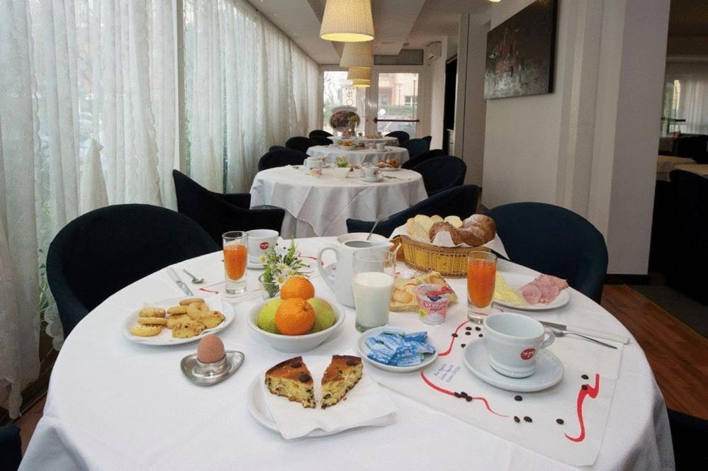 Hotel Mediterraneo Pesaro Ngoại thất bức ảnh