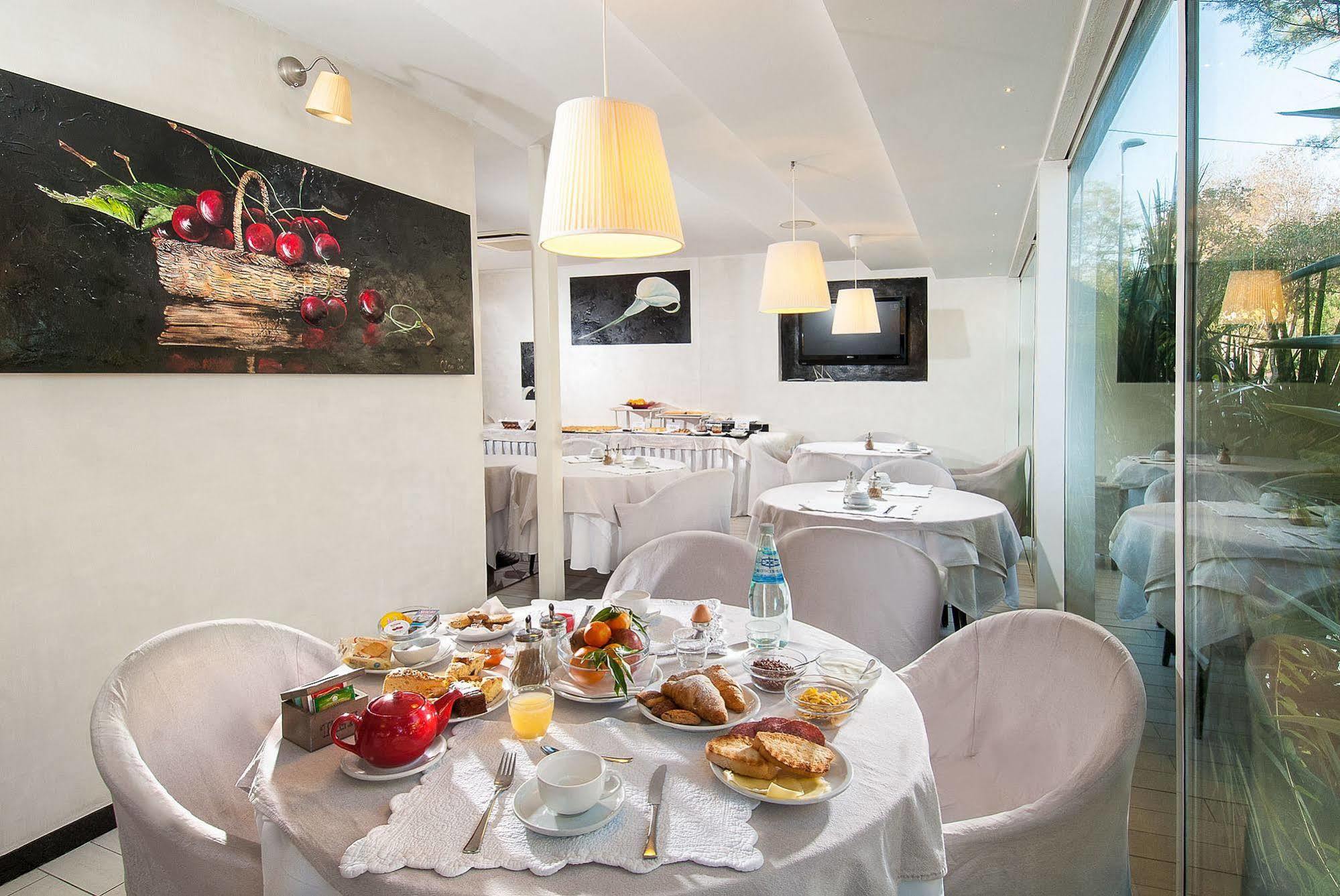 Hotel Mediterraneo Pesaro Ngoại thất bức ảnh